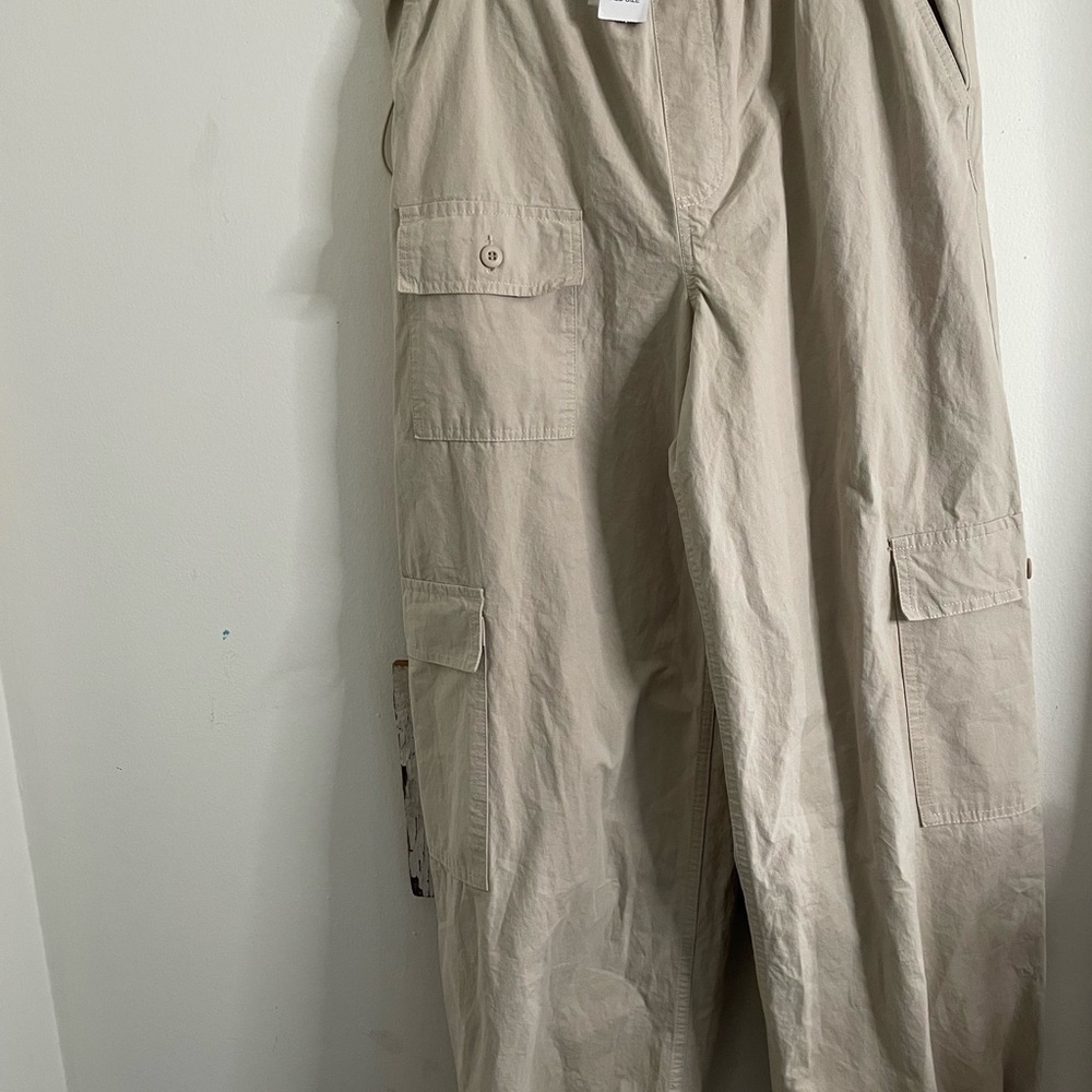 Tan Cargo Pants with Relaxed Fit and Lightweight Material